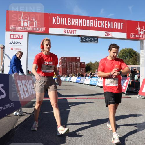 03.10.2025 - Köhlbrandbrückenlauf Lena Gebhardt http://msf.ph/oto/9037095 03.10.2025 12:49:48 Ziel 5687, 5688, 6253 meine-sportfotos.de