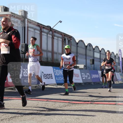 03.10.2025 - Köhlbrandbrückenlauf Luisa Fischer http://msf.ph/oto/9037100 03.10.2025 13:24:20 Ziel 4286, 4442, 4529, 4555, 4664, 4673, 4698, 4703, 4942, 4943, 5004, 5085, 5107, 5321, 5350, 5432, 5986, 6168, 6169, 6306, 6673, 6701 meine-sportfotos.de