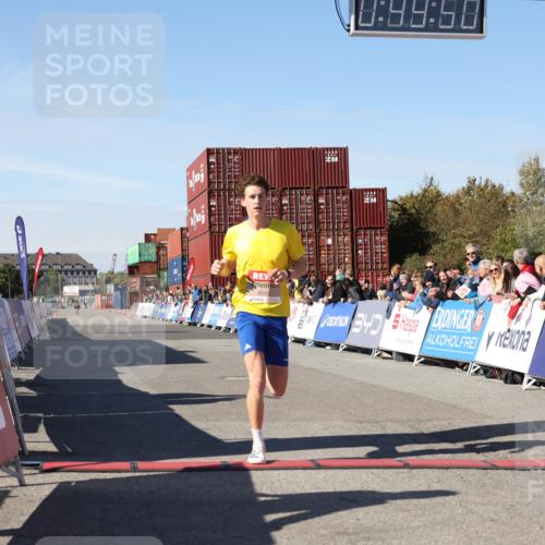 03.10.2025 - Köhlbrandbrückenlauf Lena Gebhardt http://msf.ph/oto/9037115 03.10.2025 12:49:50 Ziel 5687, 5688, 6253 meine-sportfotos.de
