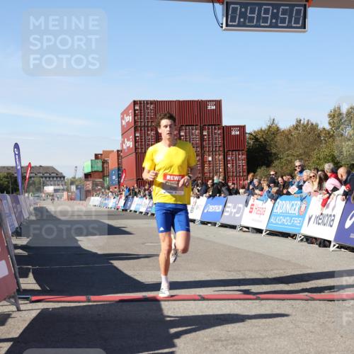 03.10.2025 - Köhlbrandbrückenlauf Lena Gebhardt http://msf.ph/oto/9037119 03.10.2025 12:49:50 Ziel 5687, 5688, 6253 meine-sportfotos.de