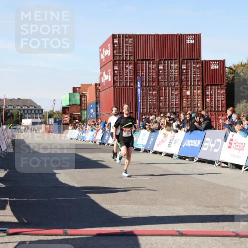 03.10.2025 - Köhlbrandbrückenlauf Lena Gebhardt http://msf.ph/oto/9037181 03.10.2025 12:50:05 Ziel 4035, 6086 meine-sportfotos.de