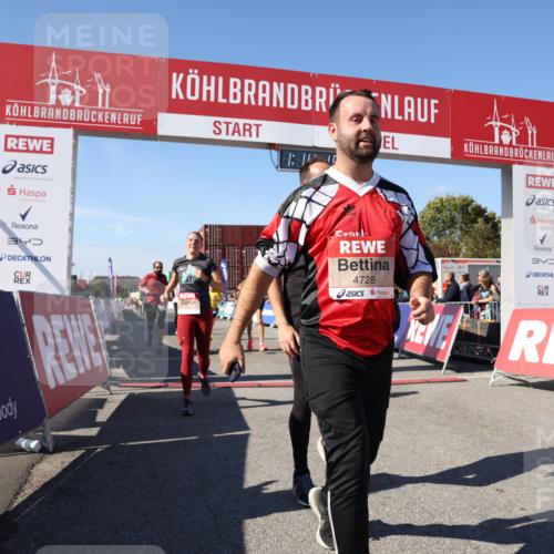 03.10.2025 - Köhlbrandbrückenlauf Lena Gebhardt http://msf.ph/oto/9037255 03.10.2025 13:14:16 Ziel 4313, 4437, 4569, 4641, 4728, 4776, 4785, 4809, 4888, 5282, 6327, 6418, 6735 meine-sportfotos.de