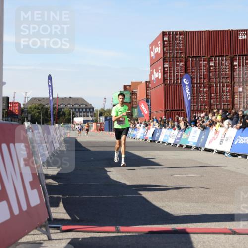 03.10.2025 - Köhlbrandbrückenlauf Lena Gebhardt http://msf.ph/oto/9037290 03.10.2025 12:50:37 Ziel 6248 meine-sportfotos.de