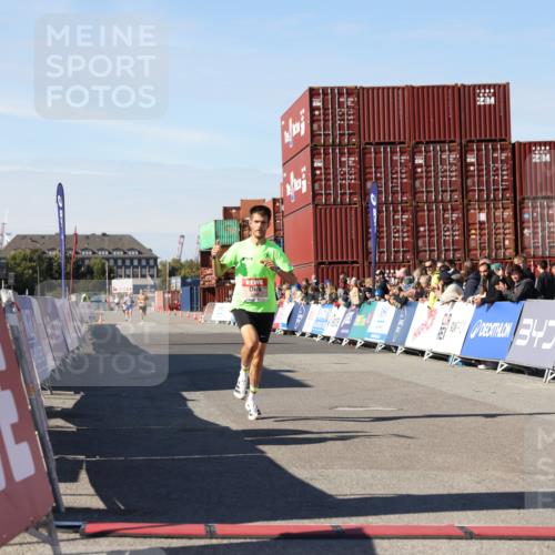 03.10.2025 - Köhlbrandbrückenlauf Lena Gebhardt http://msf.ph/oto/9037296 03.10.2025 12:50:38 Ziel 6248 meine-sportfotos.de