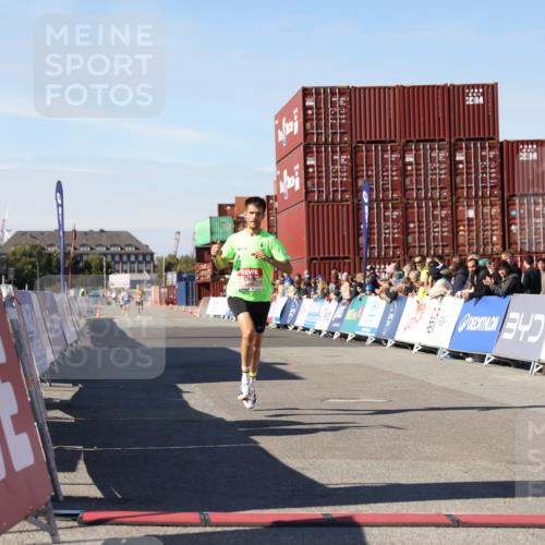 03.10.2025 - Köhlbrandbrückenlauf Lena Gebhardt http://msf.ph/oto/9037300 03.10.2025 12:50:38 Ziel 6248 meine-sportfotos.de