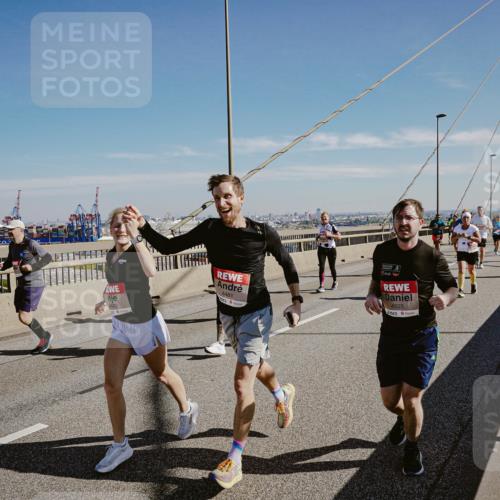 03.10.2025 - Köhlbrandbrückenlauf Michael Burmester http://msf.ph/oto/9037301 03.10.2025 12:30:04 Position 1 44811, 4825 meine-sportfotos.de