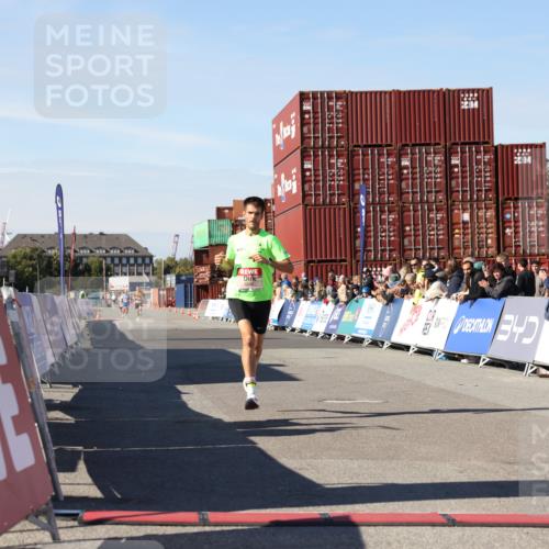 03.10.2025 - Köhlbrandbrückenlauf Lena Gebhardt http://msf.ph/oto/9037305 03.10.2025 12:50:38 Ziel 6248 meine-sportfotos.de