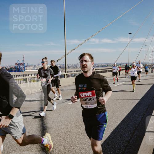 03.10.2025 - Köhlbrandbrückenlauf Michael Burmester http://msf.ph/oto/9037309 03.10.2025 12:30:04 Position 1 4825 meine-sportfotos.de