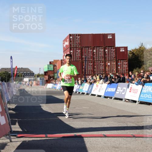 03.10.2025 - Köhlbrandbrückenlauf Lena Gebhardt http://msf.ph/oto/9037310 03.10.2025 12:50:38 Ziel 6248 meine-sportfotos.de