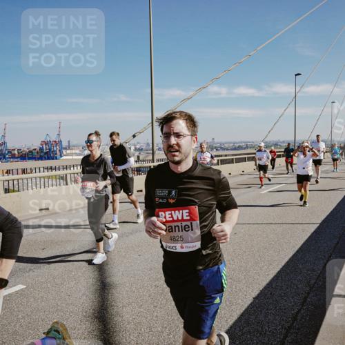 03.10.2025 - Köhlbrandbrückenlauf Michael Burmester http://msf.ph/oto/9037316 03.10.2025 12:30:04 Position 1 4825 meine-sportfotos.de