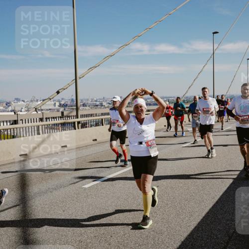03.10.2025 - Köhlbrandbrückenlauf Michael Burmester http://msf.ph/oto/9037344 03.10.2025 12:30:06 Position 1  meine-sportfotos.de