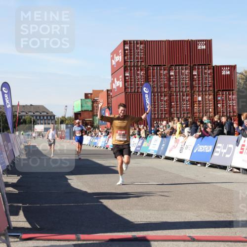 03.10.2025 - Köhlbrandbrückenlauf Lena Gebhardt http://msf.ph/oto/9037354 03.10.2025 12:50:52 Ziel 4072, 6216, 6552 meine-sportfotos.de
