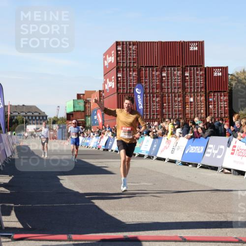 03.10.2025 - Köhlbrandbrückenlauf Lena Gebhardt http://msf.ph/oto/9037364 03.10.2025 12:50:53 Ziel 4072, 6216, 6552 meine-sportfotos.de