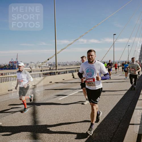03.10.2025 - Köhlbrandbrückenlauf Michael Burmester http://msf.ph/oto/9037370 03.10.2025 12:30:08 Position 1 5261 meine-sportfotos.de