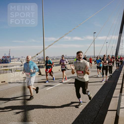 03.10.2025 - Köhlbrandbrückenlauf Michael Burmester http://msf.ph/oto/9037402 03.10.2025 12:30:10 Position 1  meine-sportfotos.de