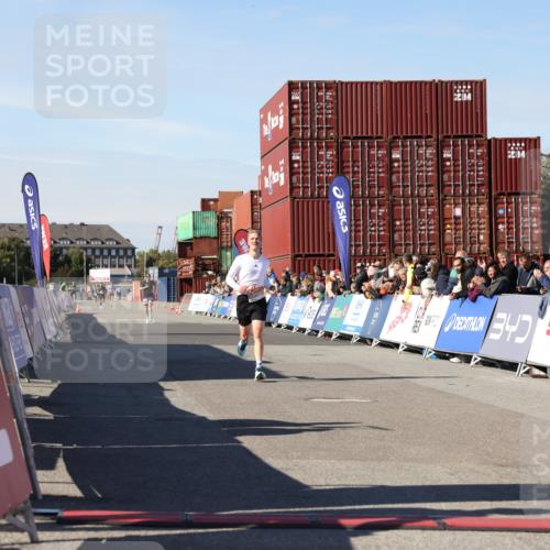 03.10.2025 - Köhlbrandbrückenlauf Lena Gebhardt http://msf.ph/oto/9037502 03.10.2025 12:51:18 Ziel 6047 meine-sportfotos.de