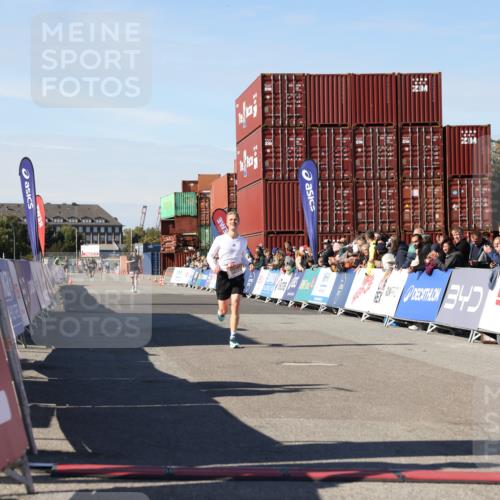 03.10.2025 - Köhlbrandbrückenlauf Lena Gebhardt http://msf.ph/oto/9037506 03.10.2025 12:51:18 Ziel 6047 meine-sportfotos.de