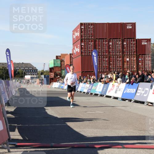 03.10.2025 - Köhlbrandbrückenlauf Lena Gebhardt http://msf.ph/oto/9037512 03.10.2025 12:51:18 Ziel 6047 meine-sportfotos.de