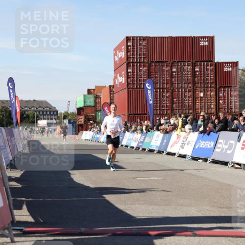03.10.2025 - Köhlbrandbrückenlauf Lena Gebhardt http://msf.ph/oto/9037517 03.10.2025 12:51:18 Ziel 6047 meine-sportfotos.de