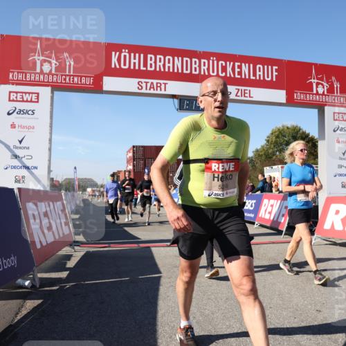 03.10.2025 - Köhlbrandbrückenlauf Lena Gebhardt http://msf.ph/oto/9037538 03.10.2025 13:14:39 Ziel 4259, 4400, 4424, 4509, 4684, 4692, 4788, 4869, 5249, 5682, 5686, 5782, 5805, 6316, 6448, 6849 meine-sportfotos.de