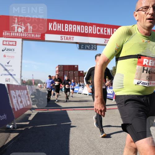 03.10.2025 - Köhlbrandbrückenlauf Lena Gebhardt http://msf.ph/oto/9037543 03.10.2025 13:14:40 Ziel 4259, 4400, 4424, 4509, 4684, 4692, 4788, 4869, 5249, 5682, 5686, 5711, 5782, 6316, 6448, 6849 meine-sportfotos.de
