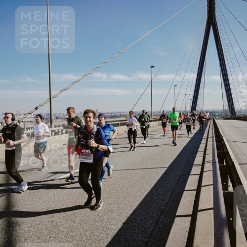 03.10.2025 - Köhlbrandbrückenlauf Michael Burmester http://msf.ph/oto/9037561 03.10.2025 12:30:19 Position 1 5037 meine-sportfotos.de