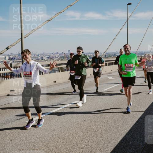 03.10.2025 - Köhlbrandbrückenlauf Michael Burmester http://msf.ph/oto/9037582 03.10.2025 12:30:21 Position 1 4519 meine-sportfotos.de