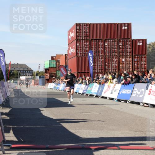 03.10.2025 - Köhlbrandbrückenlauf Lena Gebhardt http://msf.ph/oto/9037594 03.10.2025 12:51:26 Ziel 6047, 6458 meine-sportfotos.de