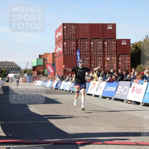 03.10.2025 - Köhlbrandbrückenlauf Lena Gebhardt http://msf.ph/oto/9037598 03.10.2025 12:51:27 Ziel 6047, 6458 meine-sportfotos.de