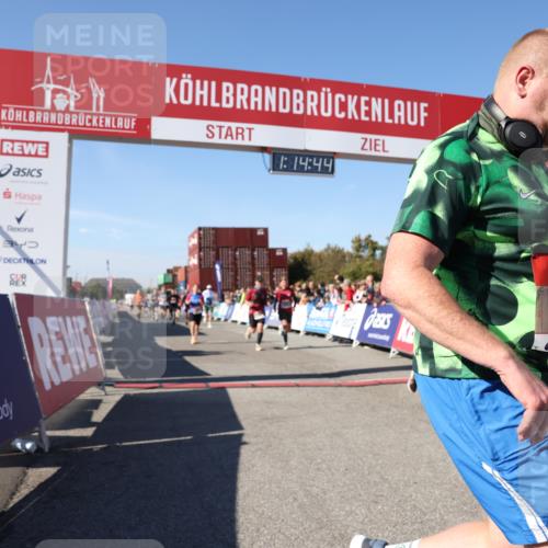 03.10.2025 - Köhlbrandbrückenlauf Lena Gebhardt http://msf.ph/oto/9037617 03.10.2025 13:14:44 Ziel 4202, 4224, 4424, 4509, 4533, 4684, 4692, 4788, 4869, 4890, 5249, 5682, 5686, 5711, 5760, 5761, 5814, 6316, 6344, 6448, 6849 meine-sportfotos.de
