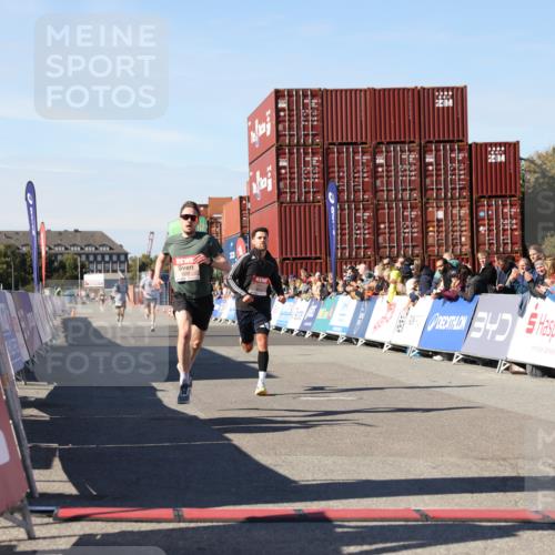 03.10.2025 - Köhlbrandbrückenlauf Lena Gebhardt http://msf.ph/oto/9037632 03.10.2025 12:51:36 Ziel 4058, 6458, 6793 meine-sportfotos.de