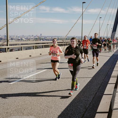 03.10.2025 - Köhlbrandbrückenlauf Michael Burmester http://msf.ph/oto/9037647 03.10.2025 12:30:24 Position 1  meine-sportfotos.de