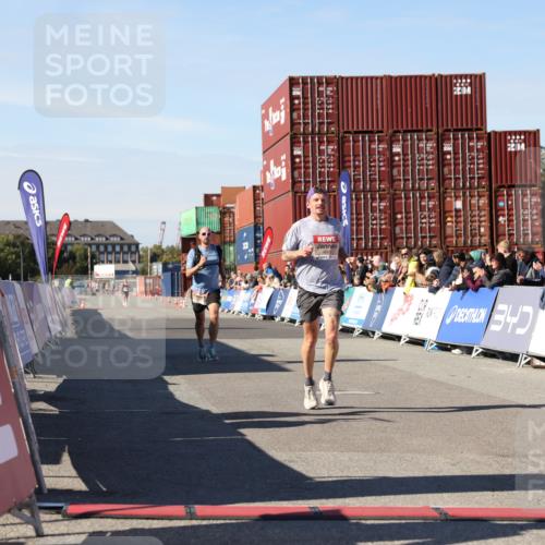 03.10.2025 - Köhlbrandbrückenlauf Lena Gebhardt http://msf.ph/oto/9037677 03.10.2025 12:51:43 Ziel 4017, 4058, 4087, 6793 meine-sportfotos.de