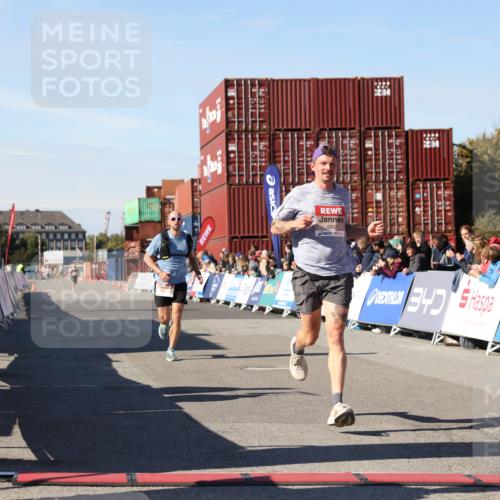 03.10.2025 - Köhlbrandbrückenlauf Lena Gebhardt http://msf.ph/oto/9037689 03.10.2025 12:51:44 Ziel 4017, 4058, 4087, 6793 meine-sportfotos.de
