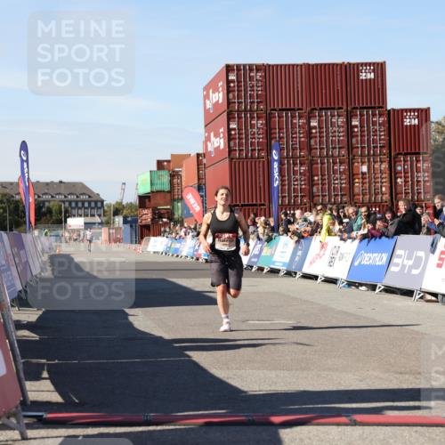 03.10.2025 - Köhlbrandbrückenlauf Lena Gebhardt http://msf.ph/oto/9037729 03.10.2025 12:52:01 Ziel 4092 meine-sportfotos.de