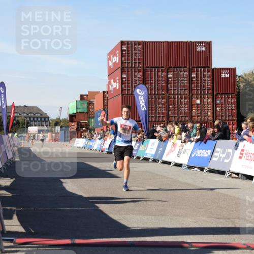03.10.2025 - Köhlbrandbrückenlauf Lena Gebhardt http://msf.ph/oto/9037769 03.10.2025 12:52:17 Ziel 4301 meine-sportfotos.de