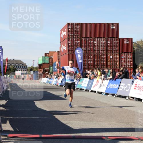 03.10.2025 - Köhlbrandbrückenlauf Lena Gebhardt http://msf.ph/oto/9037775 03.10.2025 12:52:17 Ziel 4301 meine-sportfotos.de