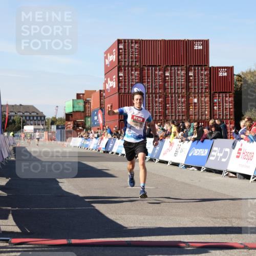 03.10.2025 - Köhlbrandbrückenlauf Lena Gebhardt http://msf.ph/oto/9037783 03.10.2025 12:52:18 Ziel 4301 meine-sportfotos.de