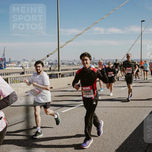 03.10.2025 - Köhlbrandbrückenlauf Michael Burmester http://msf.ph/oto/9037841 03.10.2025 12:30:38 Position 1 4736 meine-sportfotos.de
