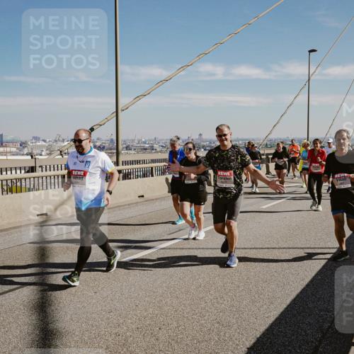 03.10.2025 - Köhlbrandbrückenlauf Michael Burmester http://msf.ph/oto/9037851 03.10.2025 12:30:39 Position 1 2 meine-sportfotos.de