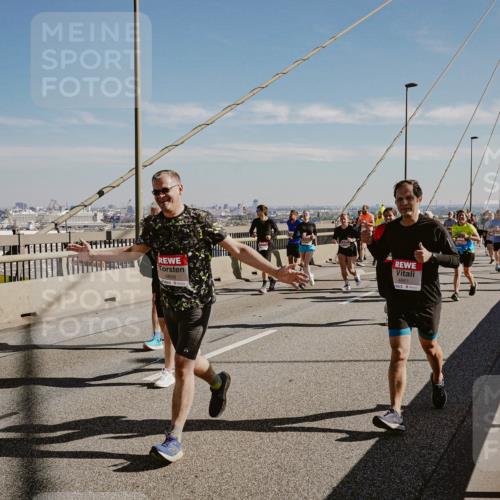 03.10.2025 - Köhlbrandbrückenlauf Michael Burmester http://msf.ph/oto/9037857 03.10.2025 12:30:39 Position 1 4868, 4861 meine-sportfotos.de