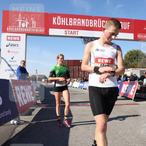 03.10.2025 - Köhlbrandbrückenlauf Lena Gebhardt http://msf.ph/oto/9037863 03.10.2025 12:52:40 Ziel 4013, 4019, 6087, 6625 meine-sportfotos.de