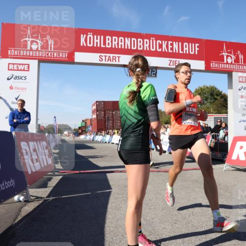 03.10.2025 - Köhlbrandbrückenlauf Lena Gebhardt http://msf.ph/oto/9037887 03.10.2025 12:52:42 Ziel 4013, 4019, 6087, 6625 meine-sportfotos.de
