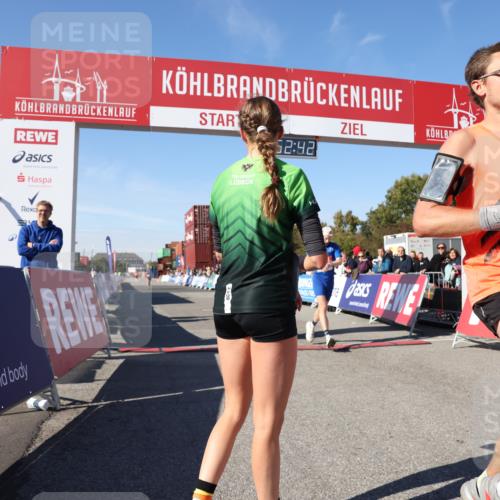 03.10.2025 - Köhlbrandbrückenlauf Lena Gebhardt http://msf.ph/oto/9037891 03.10.2025 12:52:42 Ziel 4013, 4019, 6087, 6625 meine-sportfotos.de