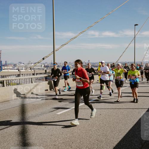 03.10.2025 - Köhlbrandbrückenlauf Michael Burmester http://msf.ph/oto/9037892 03.10.2025 12:30:41 Position 1  meine-sportfotos.de