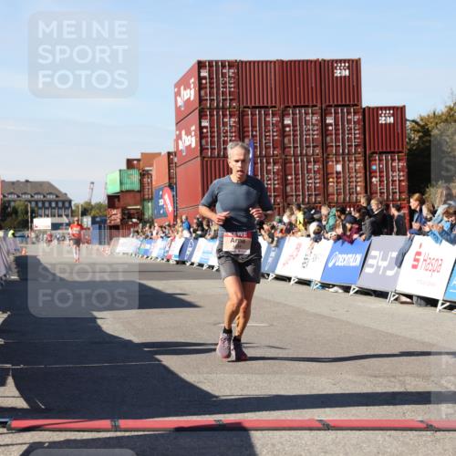 03.10.2025 - Köhlbrandbrückenlauf Lena Gebhardt http://msf.ph/oto/9037905 03.10.2025 12:52:50 Ziel 4013, 4019, 4034 meine-sportfotos.de