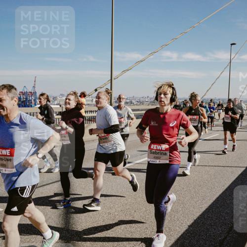 03.10.2025 - Köhlbrandbrückenlauf Michael Burmester http://msf.ph/oto/9037983 03.10.2025 12:30:46 Position 1 4889, 4141, 4952 meine-sportfotos.de