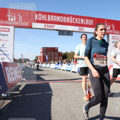 03.10.2025 - Köhlbrandbrückenlauf Lena Gebhardt http://msf.ph/oto/9037985 03.10.2025 13:15:14 Ziel 4090, 4244, 4610, 5186, 6189, 6249, 6252, 6370, 6591, 6773, 6790, 6810 meine-sportfotos.de