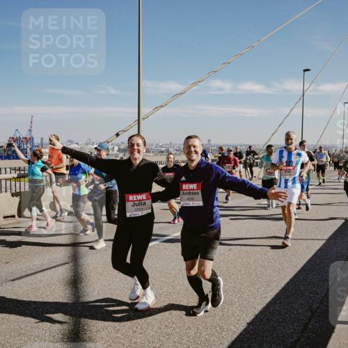 03.10.2025 - Köhlbrandbrückenlauf Michael Burmester http://msf.ph/oto/9038054 03.10.2025 12:30:50 Position 1 111, 5291, 4204, 10 meine-sportfotos.de