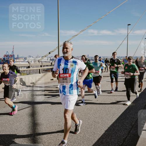 03.10.2025 - Köhlbrandbrückenlauf Michael Burmester http://msf.ph/oto/9038088 03.10.2025 12:30:51 Position 1 5815 meine-sportfotos.de